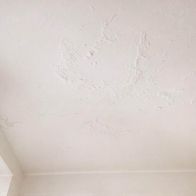 Sposoby na zamaskowanie nierówności sufitu w kuchni