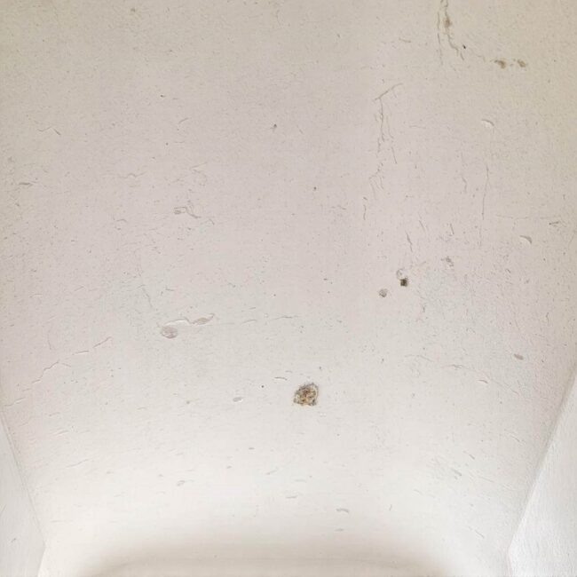 Zakrywanie nierówności sufitu tapetą